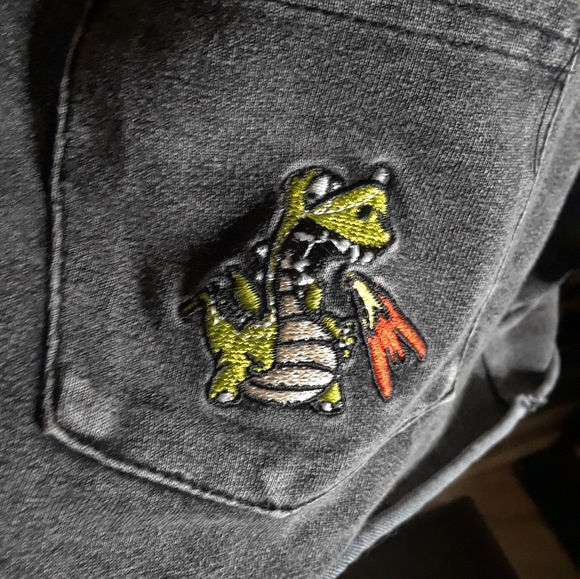 Crop safety pin snake tee - Picture 2 of 5